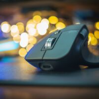 Modern ergonomic wireless mouse close-up for ergonomic mouse vs standard mouse comparison in Mexico