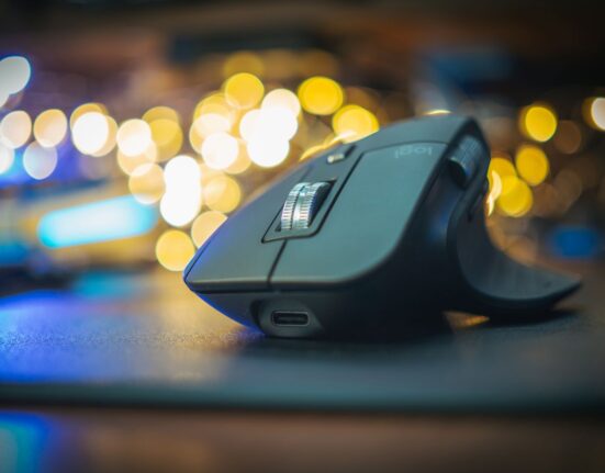 Modern ergonomic wireless mouse close-up for ergonomic mouse vs standard mouse comparison in Mexico