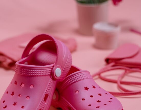 Pair of rubber clogs for everyday comfort, how to choose everyday clogs in the United Kingdom
